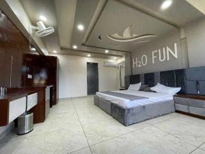 een slaapkamer met een bed en een halofin-bord aan het plafond bij OYO Flagship 81235 Ho Fun Park in Ambala