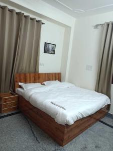 Een bed of bedden in een kamer bij OYO Mehmaan Residency
