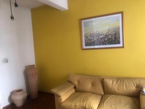 una sala de estar con sofá y una pintura en la pared en Corazón de Mendoza en Mendoza