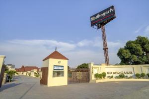Un edificio con un cartel encima en Palette - Madhogarh, en Jaipur
