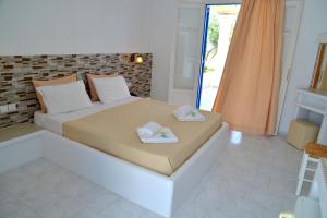 Ένα ή περισσότερα κρεβάτια σε δωμάτιο στο Glaronisia Hotel