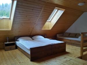 sypialnia z łóżkiem w pokoju z oknami w obiekcie Belweder Apartamenty i Pokoje w Wiśle