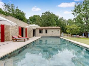 マロセーヌにあるLuxurious Villa in Malaucene with Private Swimming Poolのパティオ付きのスイミングプール、家