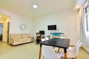 sala de estar con mesa y sofá en Confortable departamento amoblado de 2 ambientes en RECOLETA con patio en Buenos Aires