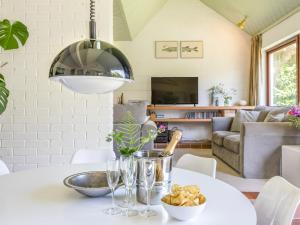 uma cozinha e sala de estar com uma mesa branca e cadeiras em Middle Meadow em Dartmouth