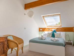 um quarto com uma cama, uma secretária e uma janela em Middle Meadow em Dartmouth
