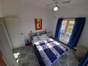 1 dormitorio con cama y ventana en Hospedaje La Plata en La Plata