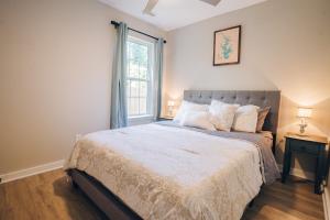 een slaapkamer met een groot bed en een raam bij City Retreat - 4 Bedroom Oasis with King & Private Yard near Downtown in Charlotte