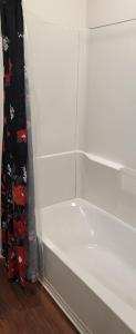 Beale Streeters Delight في ممفيس: حوض استحمام أبيض جالس بجوار جدار