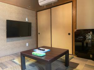 TV a/nebo společenská místnost v ubytování ビーチハウス沼津Beach house numazu ビーチ至近