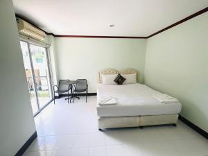 Postel nebo postele na pokoji v ubytování Cocoon Omaya Guest House