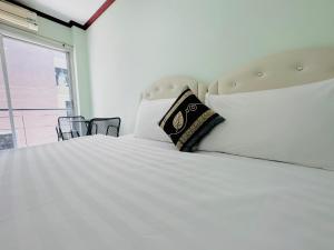 Postel nebo postele na pokoji v ubytování Cocoon Omaya Guest House
