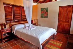 1 dormitorio con cama y ventana en TheTerrace -$1Mil Piton View, en Soufrière