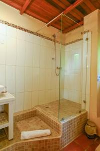 W łazience znajduje się prysznic ze szklanymi drzwiami. w obiekcie TheTerrace -$1Mil Piton View w mieście Soufrière