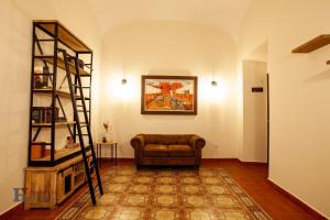 a living room with a couch and a book shelf at Hotel Rural el Turuñuelo 