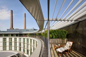 uma varanda com vista para um edifício em The Ritz-Carlton, Wolfsburg em Wolfsburg