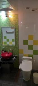 蔚山的住宿－Design T Motel，一间带红色盥洗盆和卫生间的浴室