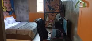 蔚山的住宿－Design T Motel，客房设有带一张床和镜子的卧室