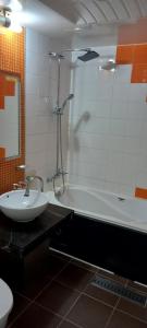 ein Badezimmer mit einem Waschbecken, einer Badewanne und einem WC in der Unterkunft Design T Motel in Ulsan