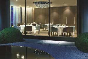 Restaurace v ubytování The Ritz-Carlton, Wolfsburg