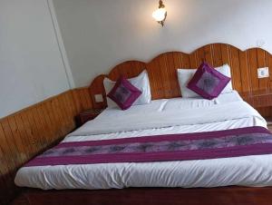 Vuode tai vuoteita majoituspaikassa OYO Hotel Bhamat