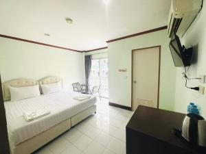TV a/nebo společenská místnost v ubytování Cocoon Omaya Guest House