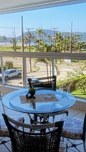 a table and chairs on a balcony with a view of the ocean at Reserva Dell Mar in Bertioga