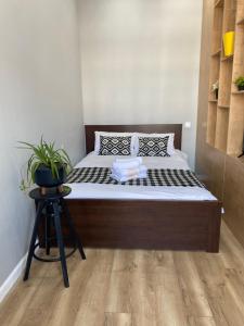 Кровать или кровати в номере Солнечная квартира рядом с EXPO