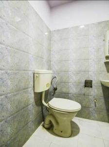 a bathroom with a toilet and a sink at OYO 81146 Hotel Prashant Villa in Gwalior