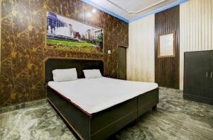 a bedroom with a large bed in a room at OYO 81146 Hotel Prashant Villa in Gwalior