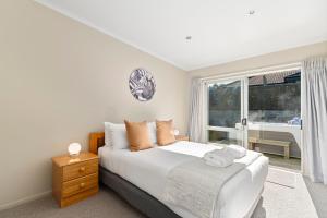 um quarto com uma cama e uma janela em The Lakehouse - Taupo em Taupo