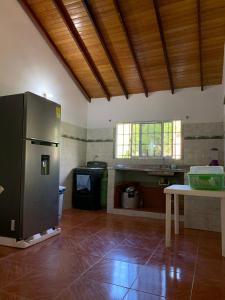 een keuken met een roestvrijstalen koelkast en een tafel bij Hostal Casa Jocolate Minca in Minca