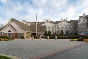 un grand bâtiment avec un drapeau en haut dans l'établissement Residence Inn by Marriott Charlotte Piper Glen, à Charlotte