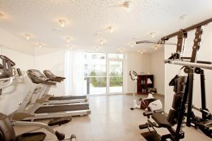 een fitnessruimte met cardio-apparatuur in een kamer bij Séjours & Affaires Massy Atlantis in Massy