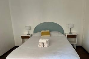 1 cama con 2 toallas y 2 lámparas. en Dpto en el centro de Mendoza en Mendoza