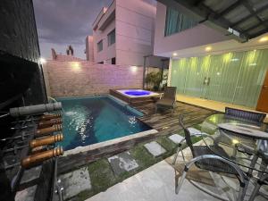 una piscina en medio de una casa en Duplex em Guarapari com piscina privativa!, en Guarapari