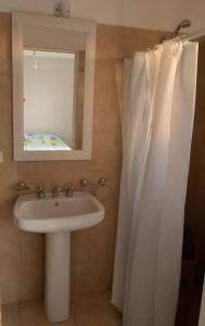 y baño con lavabo y espejo. en Duplex con Terraza Alta Córdoba en Córdoba