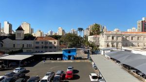 a parking lot with cars parked in a city at Apart 2 dorm. Prox Cambuí Wi-Fi Gar Var Note Pet in Campinas