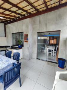 cocina y comedor con mesa y sillas en Casa Beira-mar - Praia do Flamengo - Salvador - Bahia, en Salvador