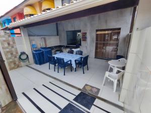 patio con mesa y sillas y cocina en Casa Beira-mar - Praia do Flamengo - Salvador - Bahia, en Salvador