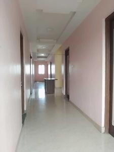 un couloir vide avec une table au milieu d'un bâtiment dans l'établissement SPOT ON Akshay Graden Lodge, à Pune