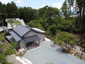 una vista aérea de una casa con techo en 【コテージくぎの】大谷川沿いの露天風呂があるコテージ, en Minami Aso