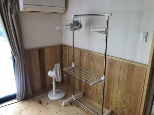 Habitación con baño con ducha y aseo. en 【コテージくぎの】大谷川沿いの露天風呂があるコテージ, en Minami Aso