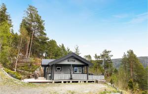 una pequeña casa al lado de una colina en Amazing Home In Bverfjord With Wifi And 2 Bedrooms, en Bø