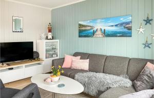sala de estar con sofá y TV en Amazing Home In Bverfjord With Wifi And 2 Bedrooms, en Bø