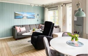 sala de estar con sofá y mesa en Amazing Home In Bverfjord With Wifi And 2 Bedrooms, en Bø