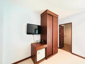 TV a/nebo společenská místnost v ubytování Cokoon Deva Patong Hotel