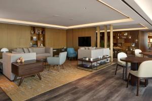 TV a/nebo společenská místnost v ubytování Daegu Marriott Hotel