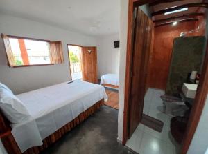 a bedroom with a bed and a bathroom with a shower at Recanto pais e filho in Monte das Gameleiras