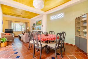 uma sala de jantar com mesa e cadeiras em JUNTO AL MAR Y EL MANGLAR em Cartagena das Índias